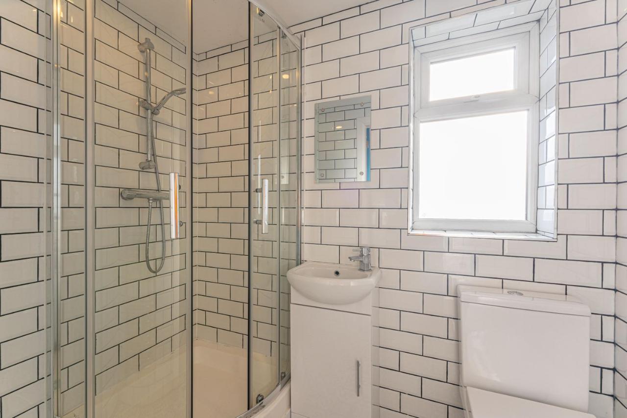 Stylish 5-Bed Home, Each With En-Suite And Own Tv كوفنتري المظهر الخارجي الصورة